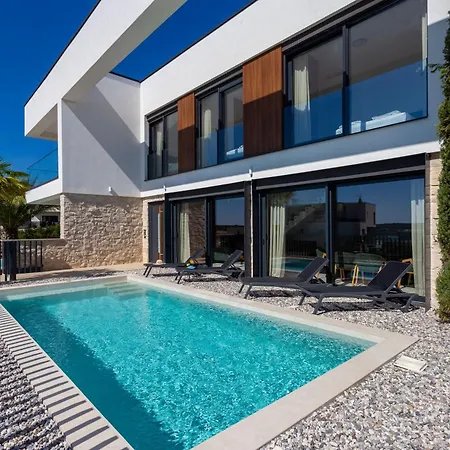 Mukalba Palm With Private Pool Medulin