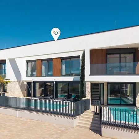 Mukalba Palm With Private Pool Villa Medulin