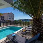 Βίλα Mukalba Palm With Private Pool And Sea View